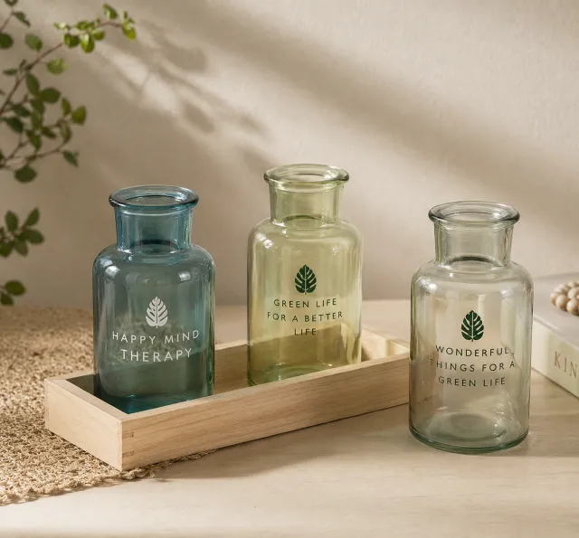 Dekorative Glassvaser med Trebrett